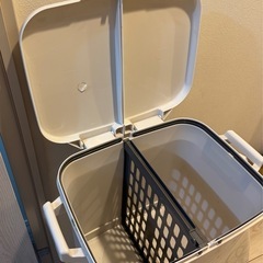 キャスター付きゴミ箱の画像