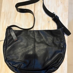 訳あり品！TOUGH レザーショルダーバッグ　黒の画像