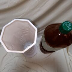 【まだ受付中】美品 セラミック製 花瓶 フラワーベース♪ エンボスの花模様♪ 白♪ 早い者勝ちです✨✨の画像