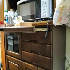 しっかりした食器棚の画像