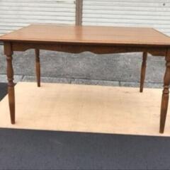木製のダイニングテーブルの画像