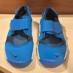 NIKEのサンダル、大人も子どもも使えます。サイズは23cmです。
