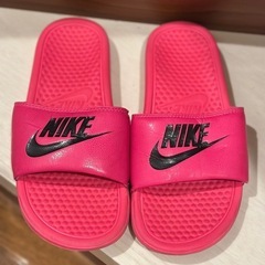 NIKEのピンク系サンダルです（海外旅行中に購入）。使用感はあり...