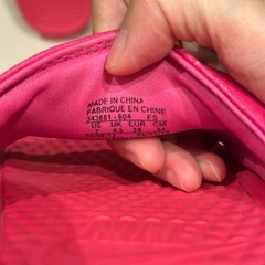 NIKEのピンク系サンダルです（海外旅行中に購入）。使用感はありますが、丁寧に手入れしてきました。サイズは24cm。の画像