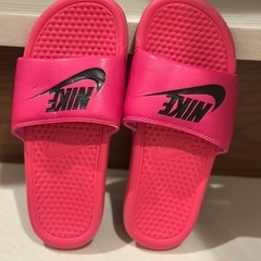 NIKEのピンク系サンダルです（海外旅行中に購入）。使用感はありますが、丁寧に手入れしてきました。サイズは24cm。の画像