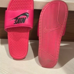 NIKEのピンク系サンダルです（海外旅行中に購入）。使用感はありますが、丁寧に手入れしてきました。サイズは24cm。の画像