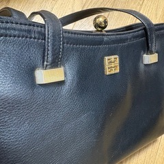 GIVENCHY ジバンシィ レザーがま口ハンドバッグ ブラック 黒 フォーマルの画像