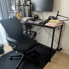 パソコンデスクとオフィスチェアのセットの画像