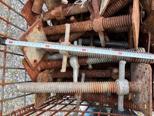 足場　ジャッキベース　中古　50本セット