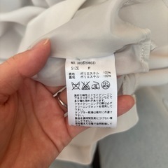 グレーがかった白ワンピースの画像