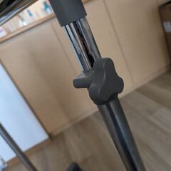 【立会川駅近く】ハンガーラック 高さ 横幅 調節可能 パイプハンガー キャスター付き グレーの画像
