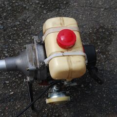 カーツの古い草刈り機です。現在使用可能です。詳細は不明です。の画像