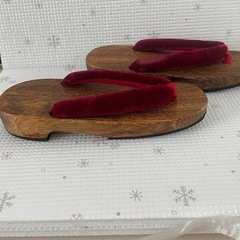 赤い鼻緒。下駄の画像