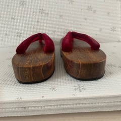 赤い鼻緒。下駄の画像
