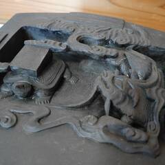 【新品未使用品】中国古玩 大型彫刻硯 端渓硯 子昴刻 台付 総重量6.5kg 中国唐硯 書道具の画像