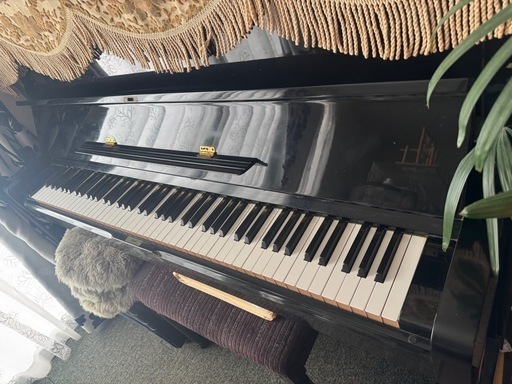 YAMAHA黒アップライト　別ブランド長椅子付き。