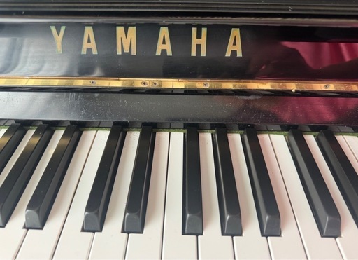 YAMAHA黒アップライト　別ブランド長椅子付き。