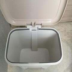 足踏み式ゴミ箱の画像