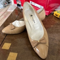 クレージュベージュリボンパンプス23cmの画像