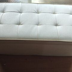 白い長椅子〜中に収納出来ます〜無料の画像