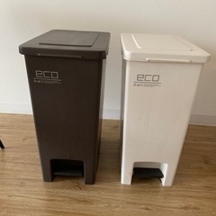 ゴミ箱　二つの画像