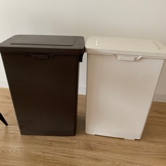 ゴミ箱　二つの画像
