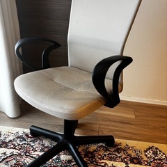 ベージュのメッシュオフィスチェア／キャスター付き・昇降機能ありの画像