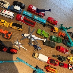 トミカや車のおもちゃの画像
