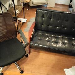 2人掛けソファーとデスクチェア