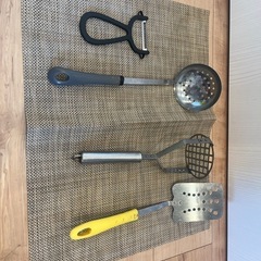 お玉、ピーラー等の調理器具の画像