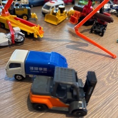 トミカや車のおもちゃの画像