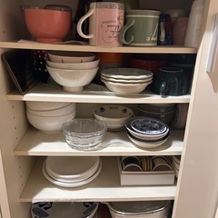 白い食器棚　薄型の画像