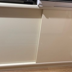 白い食器棚　薄型の画像