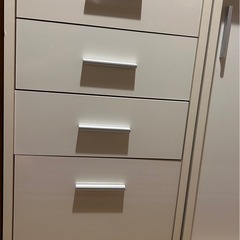 白い食器棚　薄型の画像