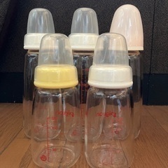 哺乳瓶と粉ミルクのセット