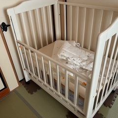白くて可愛いミニベビーベッド