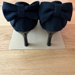 ピンヒール黒バックリボンパンプス24.5cmの画像