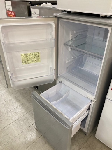 SHARP 冷蔵庫 ホワイト 上下二段式【値下げ交渉大歓迎⭕️】 SHARP 冷蔵庫 ホワイト 上下二段式【値下げ交渉大歓迎⭕️】 価格