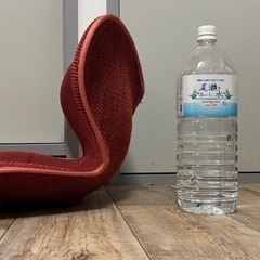 赤　姿勢矯正イスの画像