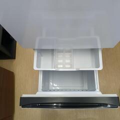 Hisense 2ドア冷凍冷蔵庫 HR-D1304 135L (2021年製) 天井に軽い凹み、ヤケあり、一人暮らしに最適 動作確認済み【こちらは店舗です。浜村鹿野温泉ICから3分 買取本舗 宮本リサイクル 営業時間9～19時 定休日水曜のみ←連絡できませんm(_ _)m】の画像