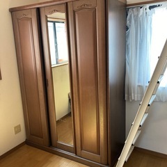 姿見付き・大型ワードローブ