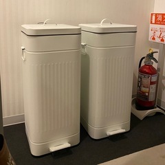 ホワイト　ペダル式ゴミ箱×2
