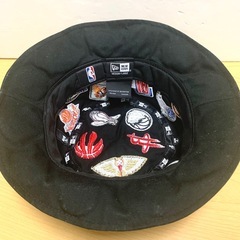 ★ ニューエラ NEWERA NBA 刺繍 総柄バケット ハット 黒 ★の画像