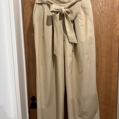 ピンクフレアスカートとリボン付きベージュパンツとネイビーセットアップ　まとめ売りの画像