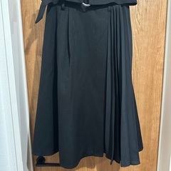 フレアスカートとミラオーウェンのスカートとバックル付きスカートの3点セットの画像