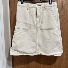 Levi's SKINNY スキニーデニム 2本セットと白デニムスカート　セットの画像
