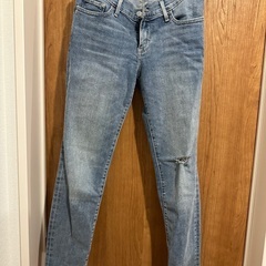 Levi's SKINNY スキニーデニム 2本セットと白デニムスカート　セットの画像