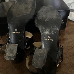 黒エナメルサンダル23cmの画像