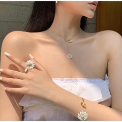 ♡新品♡デイジーの花　ブレスレットの画像