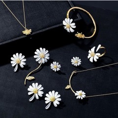 ♡新品♡デイジーの花　ブレスレットの画像